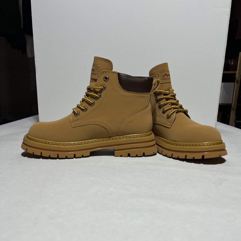 Tamarack Tan Rocky Chunky lace up boots size Ladies 9 Brand New with Tags